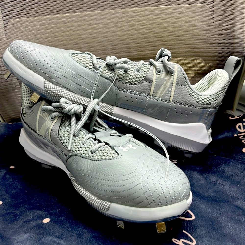 UA UNDER ARMOUR HARPER 7 LOW ST METAL BASEBALL CLEATS GRAY/ WHITE NEW